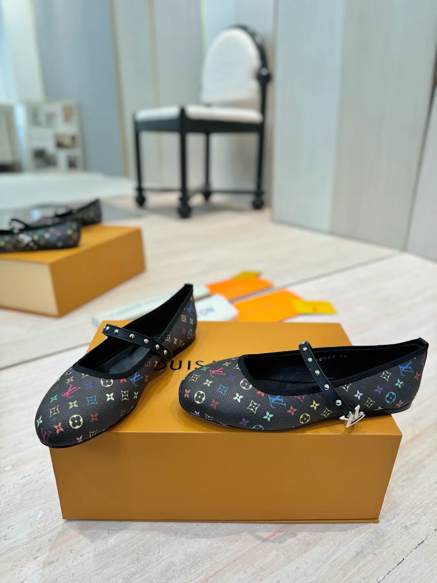 👟👟Ex-factory price 620👟👟 (top version) louis vuitton LV Louis Vuitton 25/Spring and Summer The latest Mary Jane shoes are simple and exquisite, full of high-end, showing elegance~ They look great on the feet and are full of summer shoes💯Awesome ✅Upper: 3D printed cowhide ✅Inner lining: Sheepskin lining, ✅Outsole: Genuine leather outsole imported from Italy ✅Size: 35-41 (40 to 41 customized, non-returnable) ✅Packaging: full set of packaging